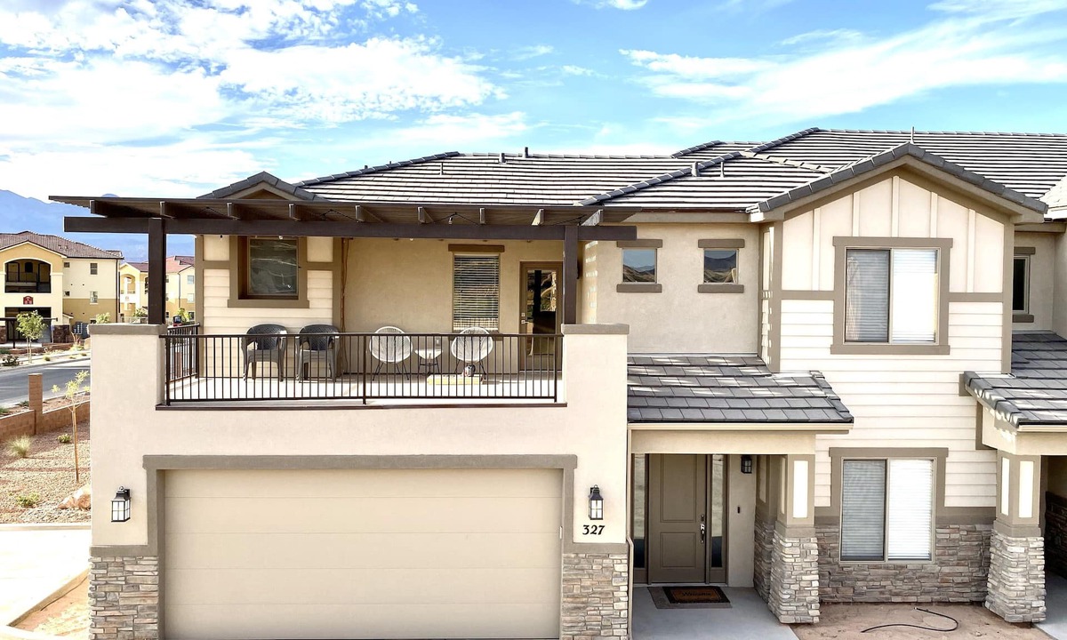 Hurricane House | NEW! Luxurious Zion Village Rental 6BD/5BA Sleeps 22+, Pool, Lazy River