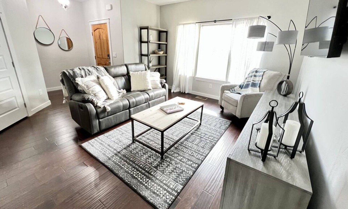 Hillcrest House | NEW! Minutes from Downtown-3 Bd, 2.5 Ba Townhouse!