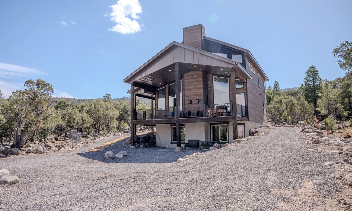 Teasdale House | NEW! Red Rock & Pine Retreat. Sleeps 20+ people.