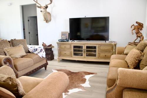 Greenehaven House | New SW Inspired Home, 9 Guests, Tesla Ready, Pet Friendly