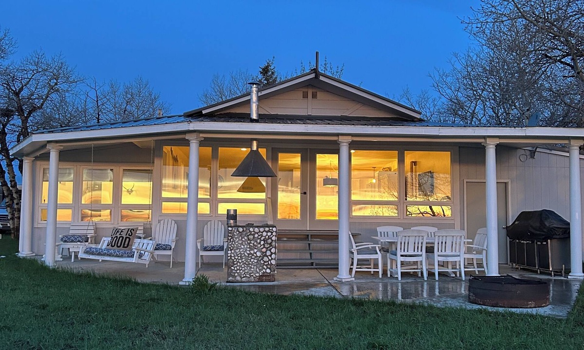 Babb Cottage | New to vacation rental lovely 3-bedroom 2 bath on Duck Lake near Glacier Park