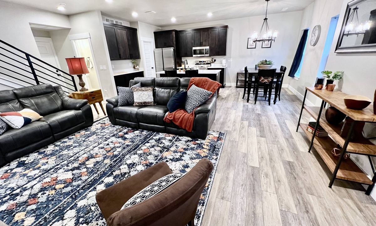 Ammon House | New Towhhome in heart of Idaho Falls walk to WalMart. 4 Bedroom sleeps 8