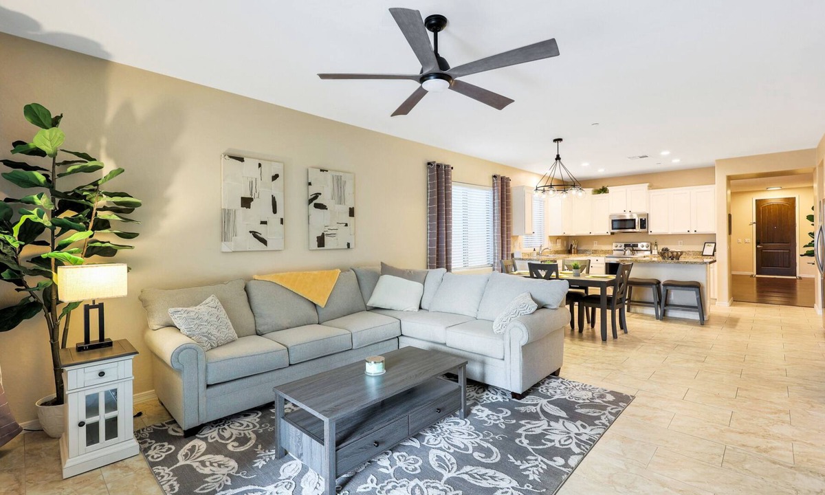 Westwing Mountain House | Newly Renovated 4 Bedroom House near hiking and lots of restaurants
