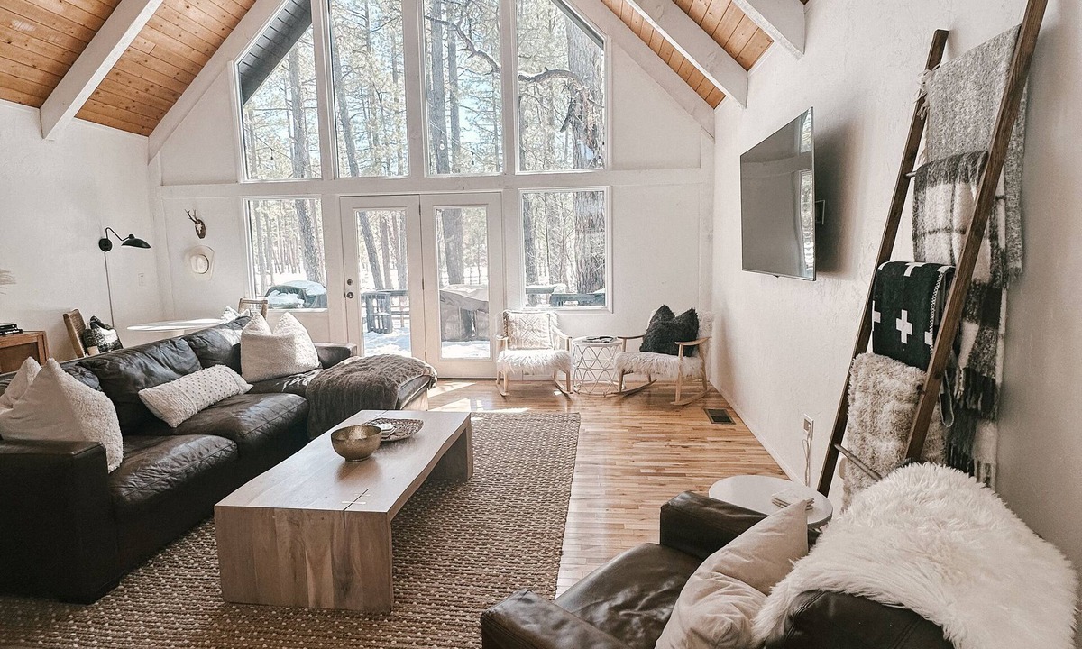 Pinetop Cabin | Newly renovated winter chalet with Two En-Suites and Hot Tub on Fenced Half Acre