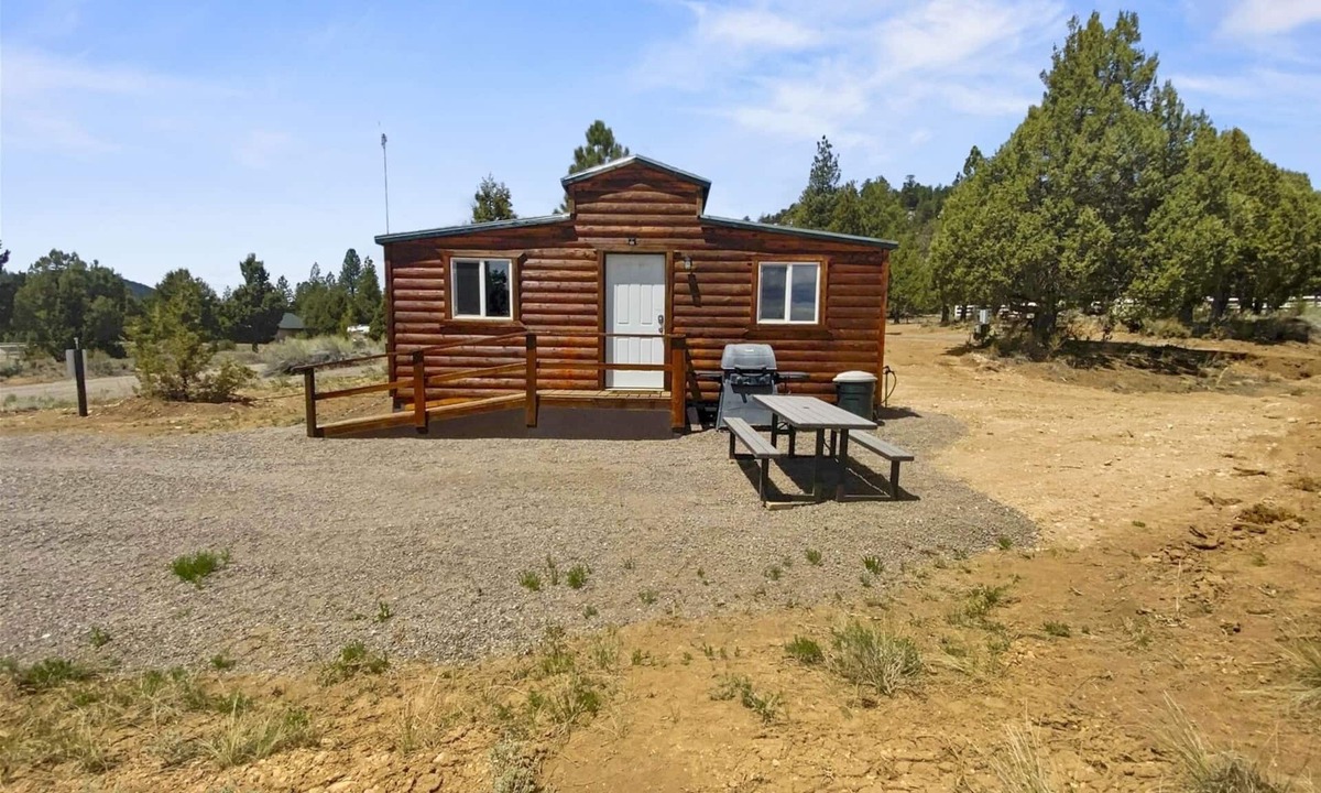 Mammoth Creek House | Nice and Knotty studio cabin perfect location to explore Zion NP & Bryce Canyon
