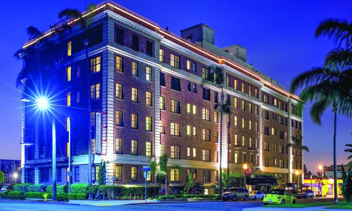 Park West Resort | Nightlife, fine dining, corner cafés & designer boutiques!