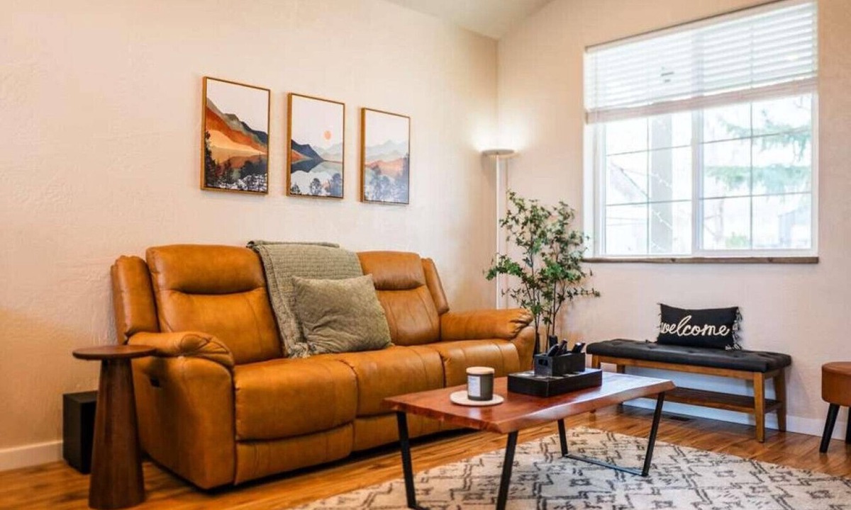 Post Falls House | No Fee | New Private Cottage | Fireplace + Full Kitchen