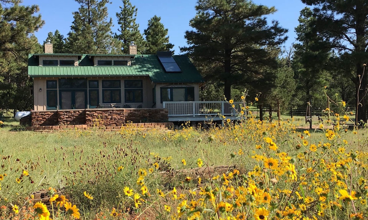 Flagstaff Cottage | NO PHONE, NO POOL, NO CIGARETTES, NEAR ARIZONA TRAIL, FOREST ADJACENT
