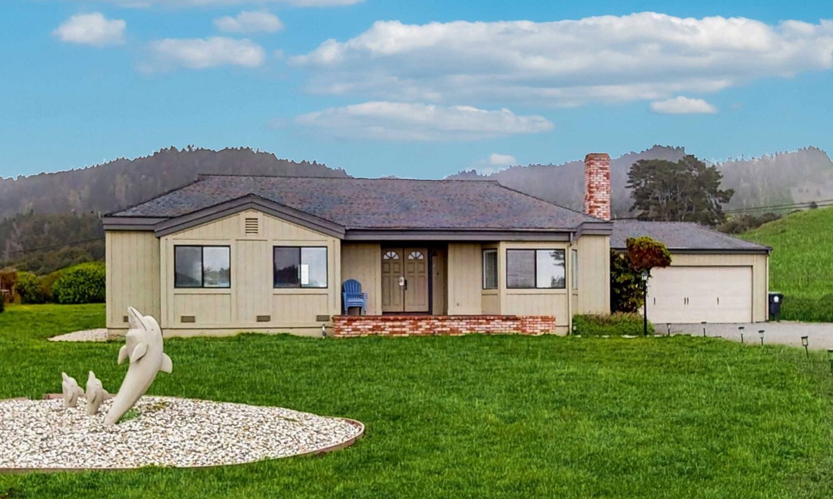 Fort Bragg House | Ocean-View Manor with Large Yard, Walk to Beach