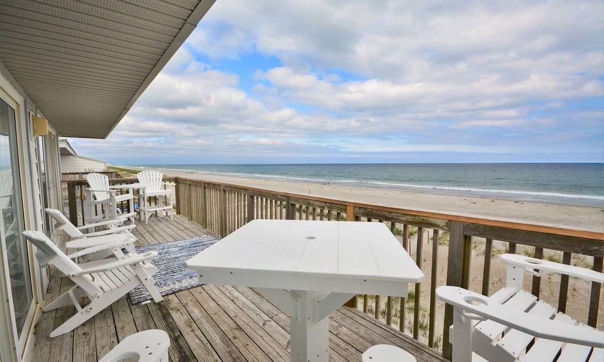 Topsail Beach Condo | Oceanfront 3BR Queen's Grant Condo