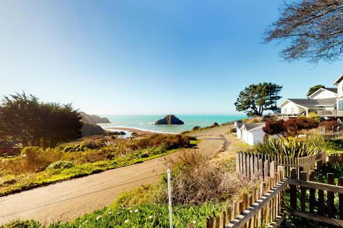 Elk House | Oceanview Studio - Beach Fireplace & Deck