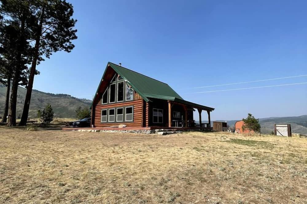 Darby Cabin | Off-Grid Luxury Cabin for Great Montana Weekend Getaways