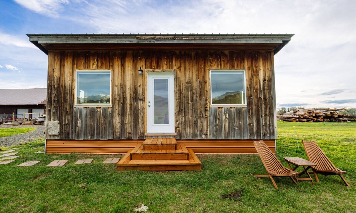 Whitehall House | Off-grid tiny home farm stay with incredible mountain views!