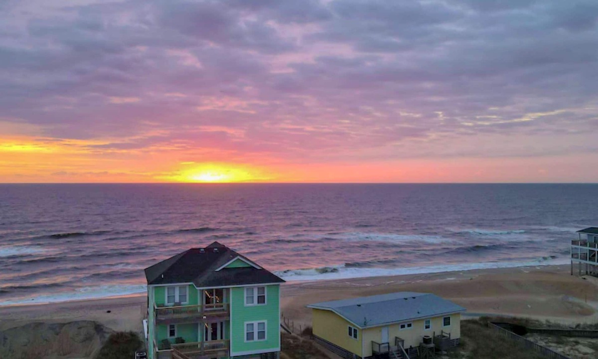 Rodanthe House | ON THE BEACH! Spiritual Sunrises and Glorious Sunsets, dogs welcome!