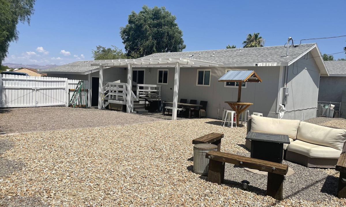 Bullhead City House | One block to the River, sports park, dogs, AC garage games!