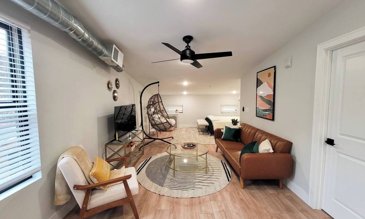 Over-the-Rhine Apartment | OTR by TQL+Studio+Queen Bed+50inTV+4th Fl+Sleeps 3ppl