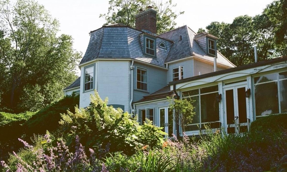 Saunderstown House | Outerbridge Beach House - gracious and charming 1930s waterfront chateau