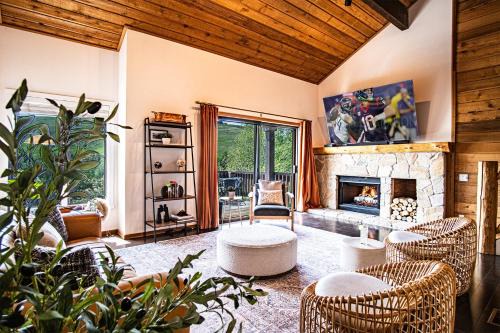 Elkhorn Village House | Panoramic Views! Designer`s Condo on Golf Course w/Resort Amenities