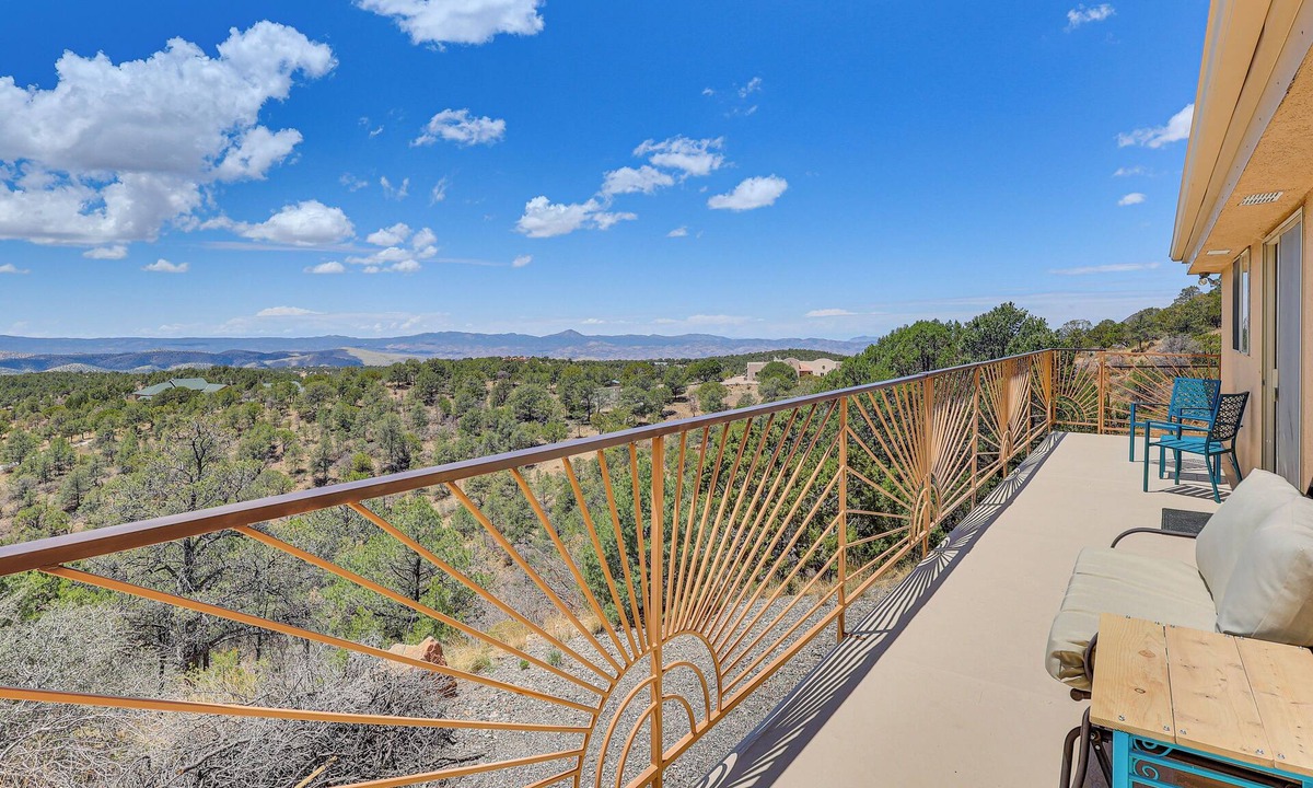 Tyrone House | Panoramic Vistas & Pergola: Silver City Escape!