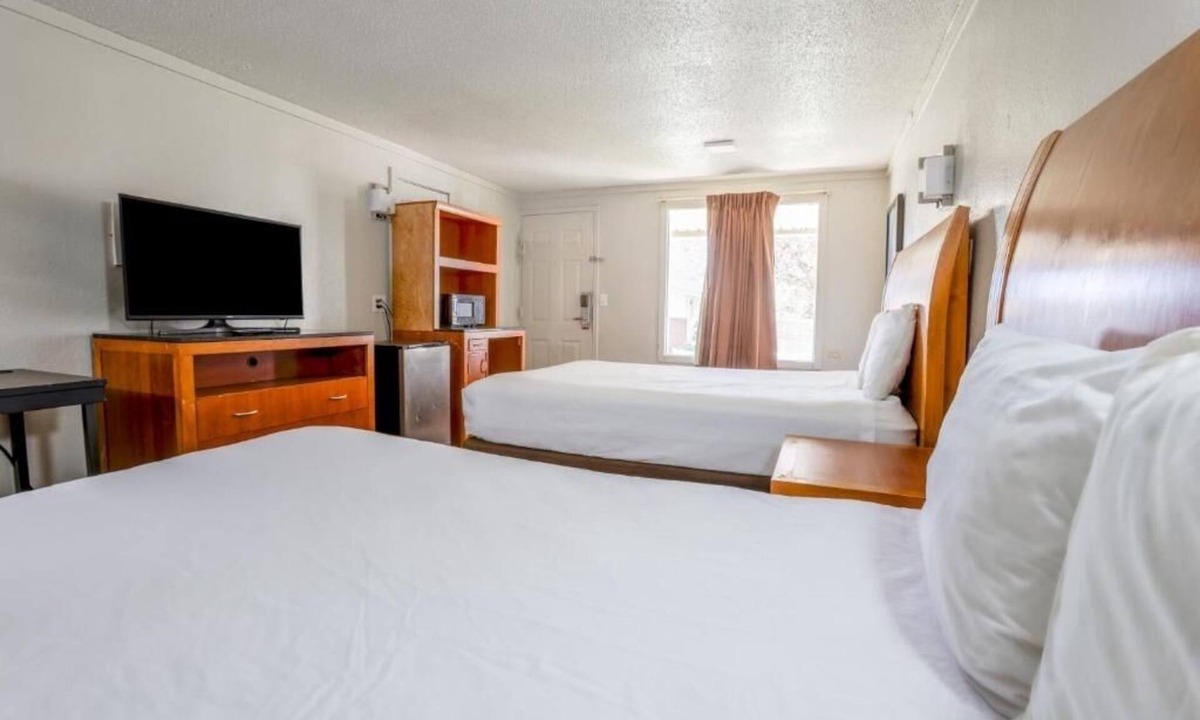 Richmond Hotel | Peaceful 2-Room Stay at Garden Inn – Near Silver Lake & Dining with Free Parking