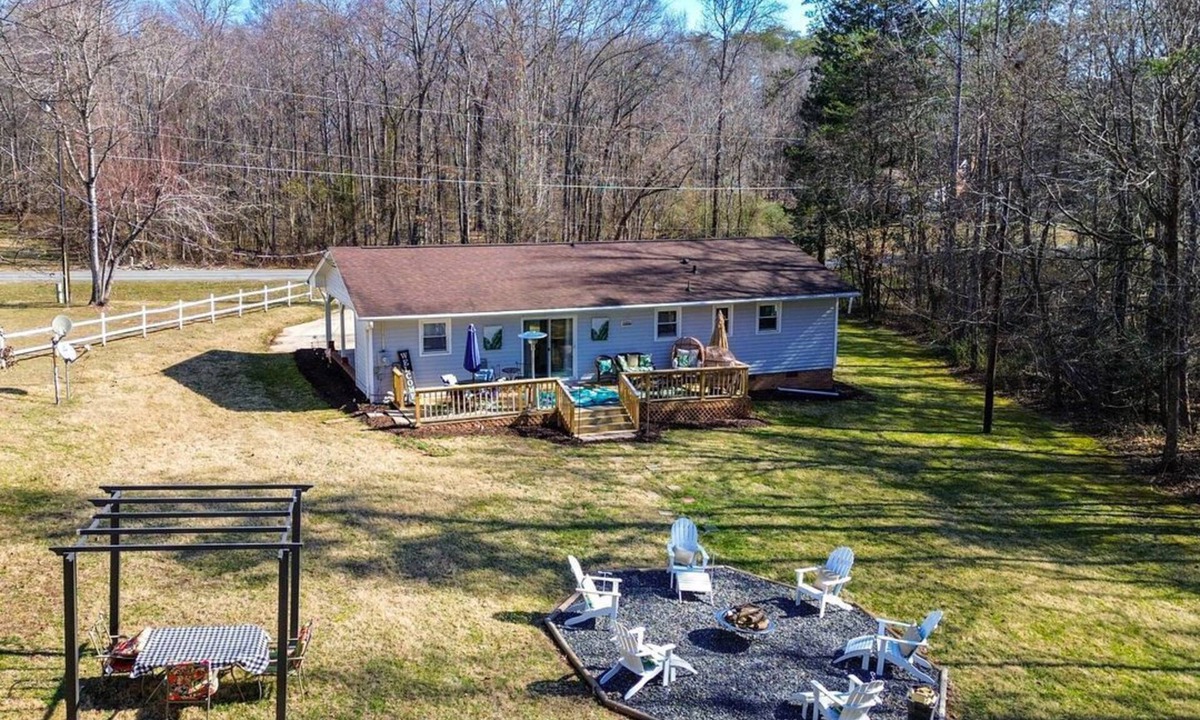 Cascade House | Peaceful 3BR Eden Home ,Fire Pit, Workspace,and Work Vehicle Parking!