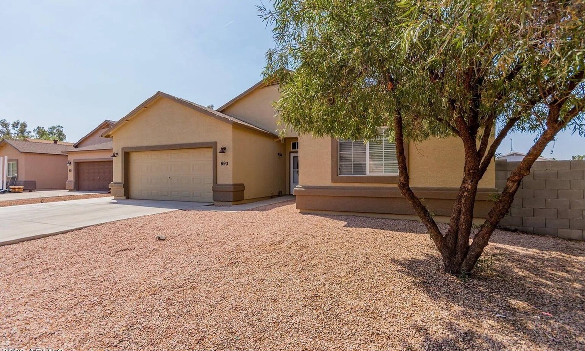 Eleven Mile Corner House | Peaceful Desert Retreat Near Golf, Hiking & Skydiving Pet-Friendly