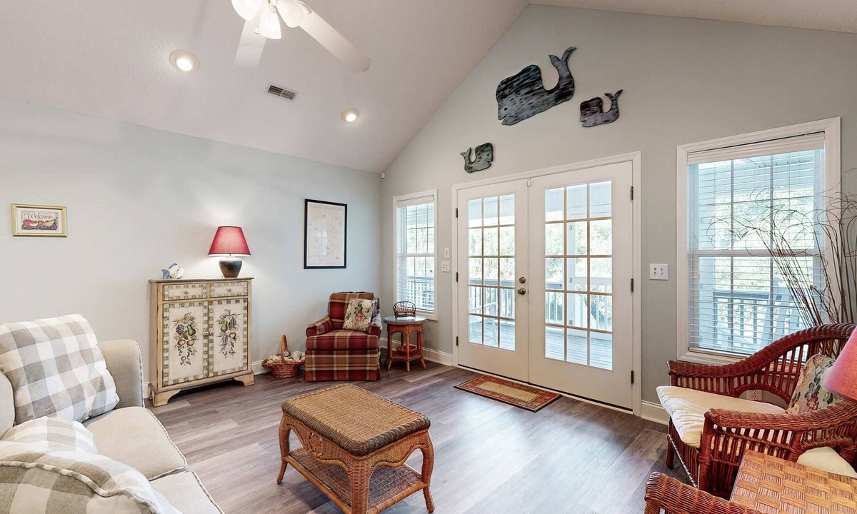 Edisto Island House | Peaceful home close to the beach with EV Charger, screened-in porch, large yard