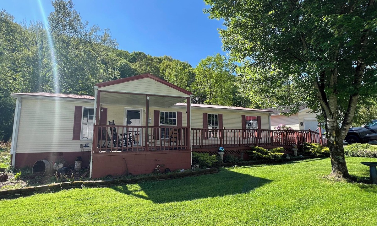 Racine House | Peaceful home located only 2 minutes from Hatfield- McCoy Big Coal River Trail