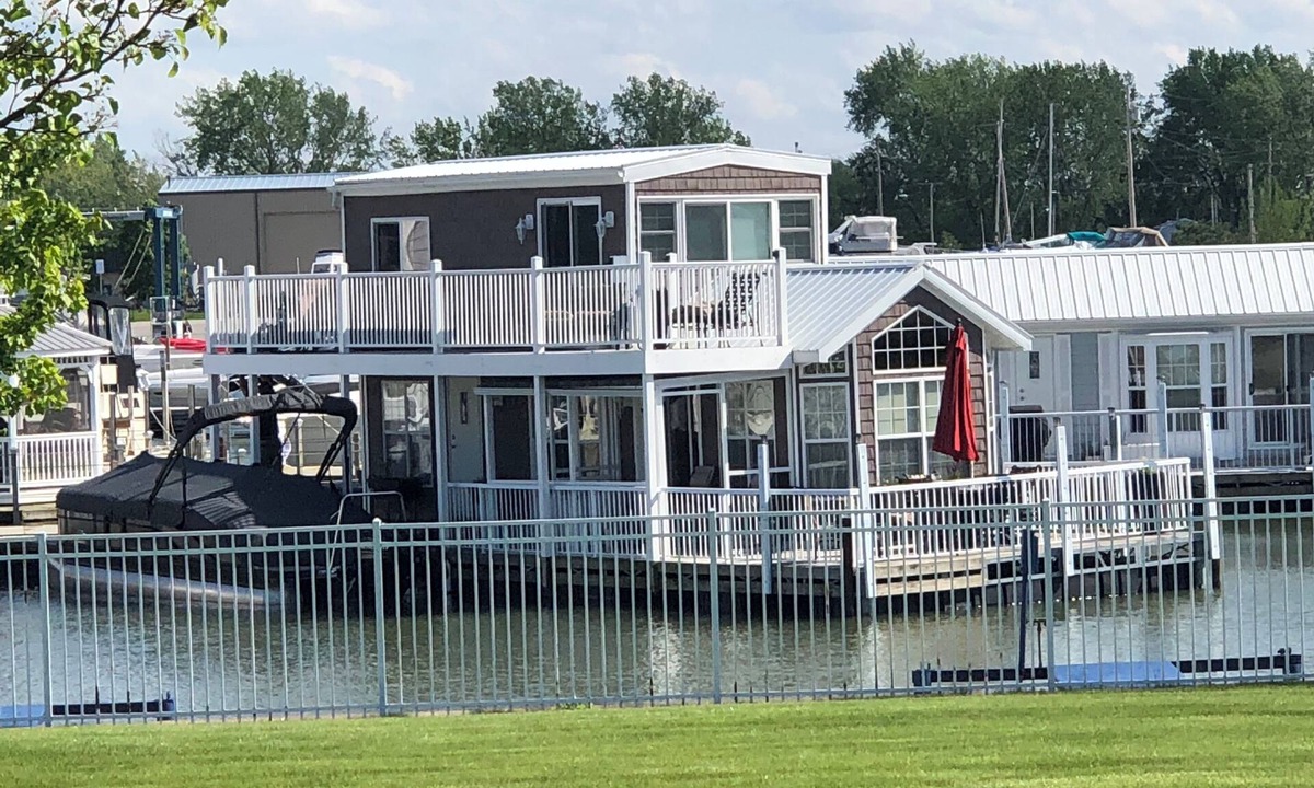 Port Clinton Boat Rental | Peaceful houseboat in Port Clinton
