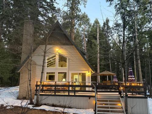 Sierra Cedars House | Peaceful Shaver Lake Mountain Retreat with Deck & Forest Views