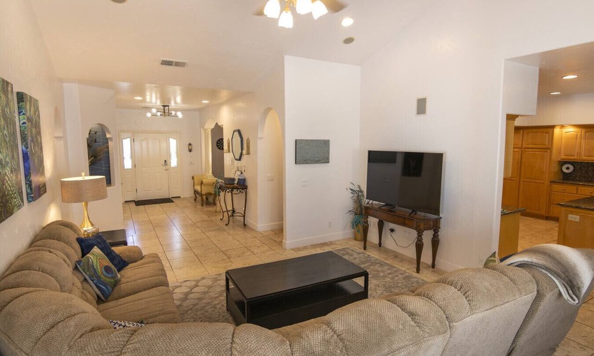 Ahwahnee Condo | Peacock Suite - Private Hot Tub - Sleeps 4 - BBQ