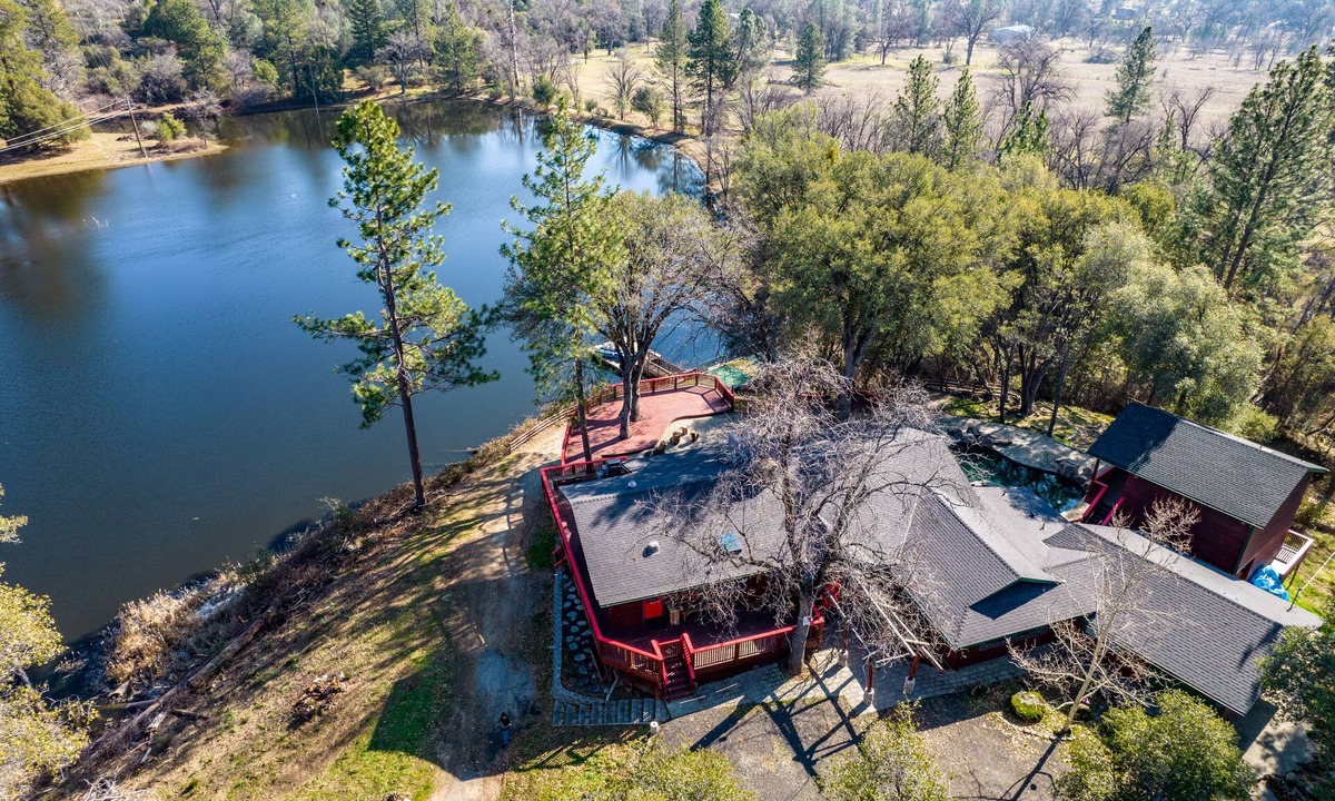 Oakhurst House | Perfect for Family Gatherings: Lakeside Beauty - 6bdrm with Pool & Spa