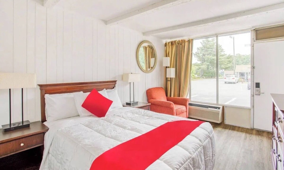 Kernersville Hotel | Perfect Room for Couples’ Getaway in Kernersville | Free Parking