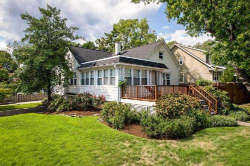 Annapolis House | Pet-Friendly Eastport Yard & Fire Pit