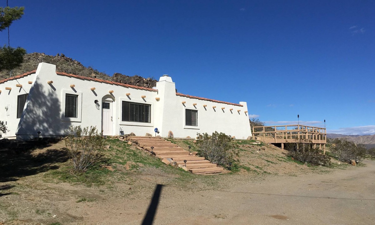 Victorville House | Pet Friendly Gated dog run in back --- Trailer Friendly- pull through driveway--