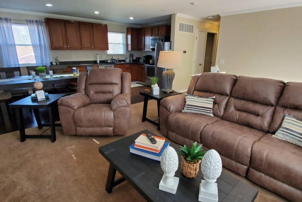 Otterbien Home House | Pet Friendly Home with Fenced in Yard