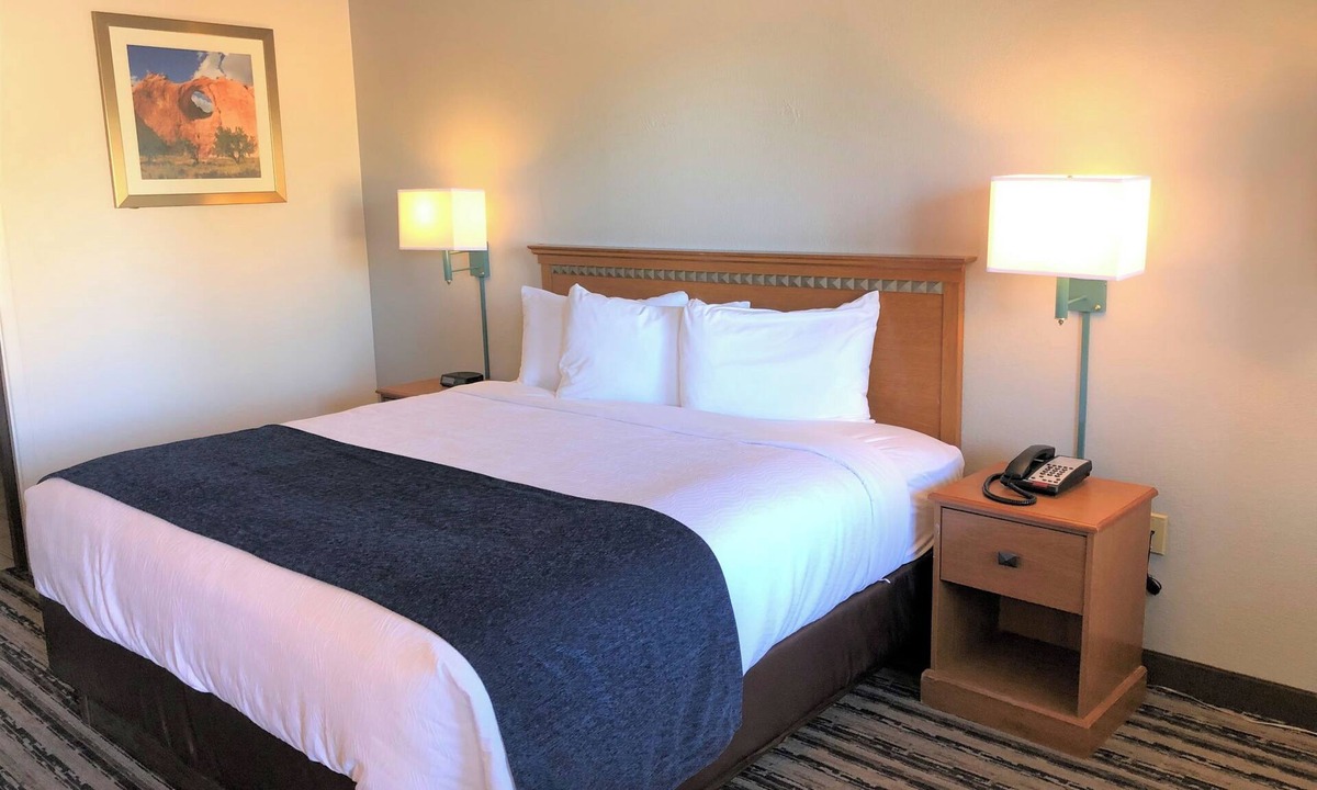 St. Michaels Hotel | Pet-Friendly King Room near Navajo Arts & Crafts Market 3.5mi | Free Breakfast