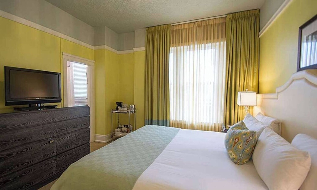 Goose Hollow Hotel | Pet-friendly Property! 2 Comfortable Units with Pop- Up Cinema!