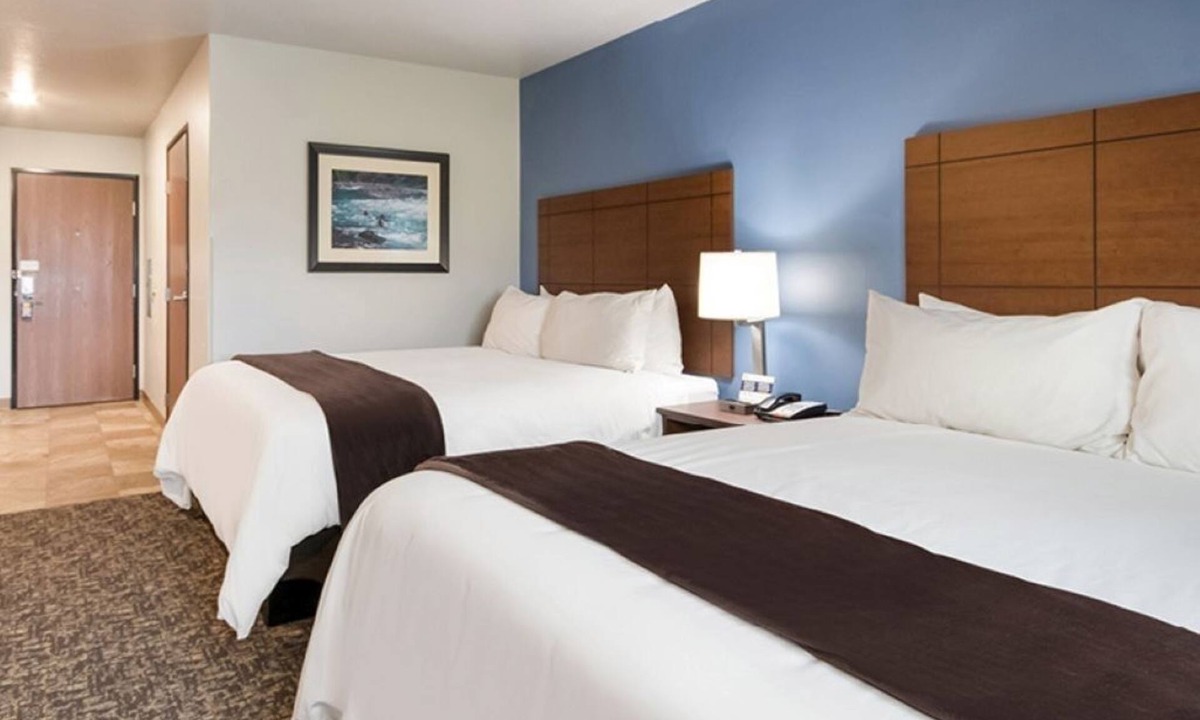 Grant Creek Hotel | Pet-Friendly Room Near Rocky Mountain Elk | Perfect for Traveling w/Dogs