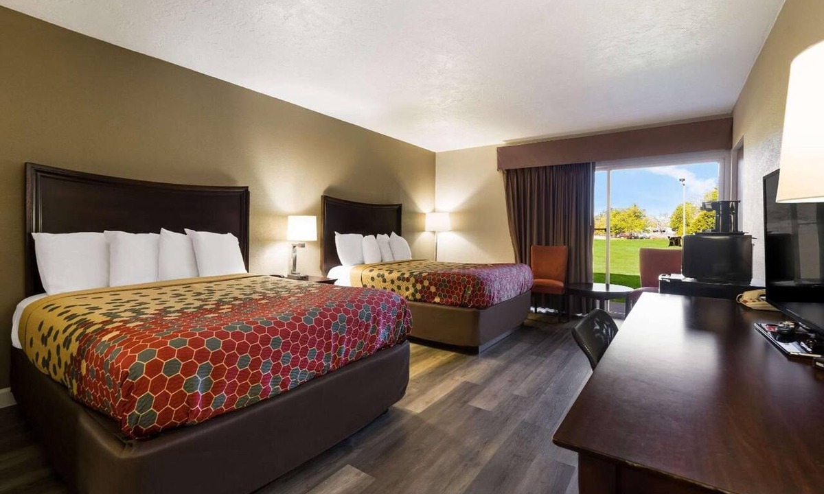 Perry Hotel | Pet-Friendly Room w/Pool Access | Minutes to Fairgrounds | Free On-Site Parking