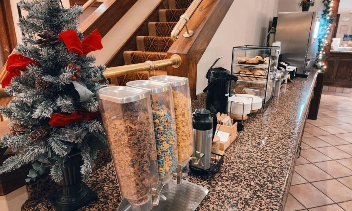 Newark Hotel | Pet-Friendly Suite w/2 Double Beds, Full Kitchen & Free Breakfast