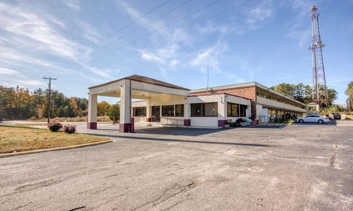 Templeton Apartment | Petersburg VA | King Bed|Smoking