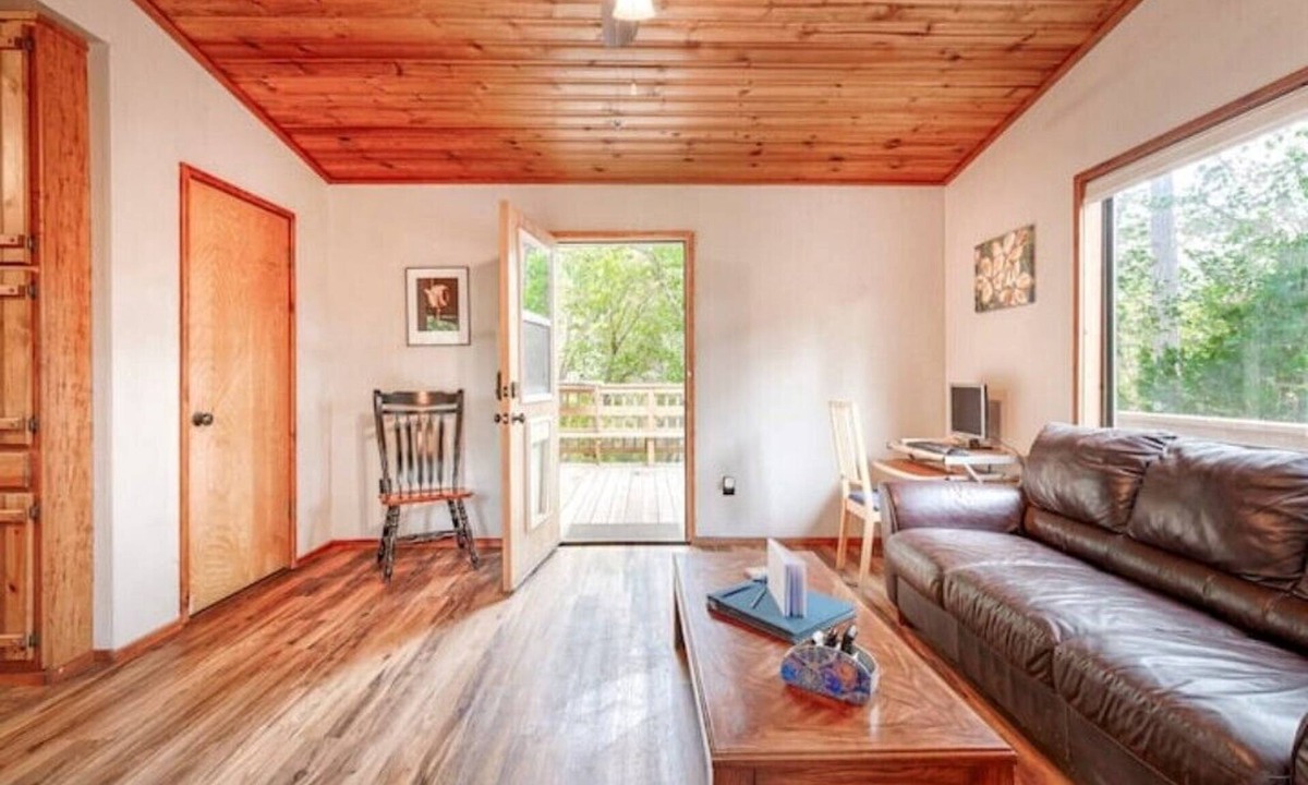 Middletown Cabin | Petite Chalet with deck near Loch Lomond!