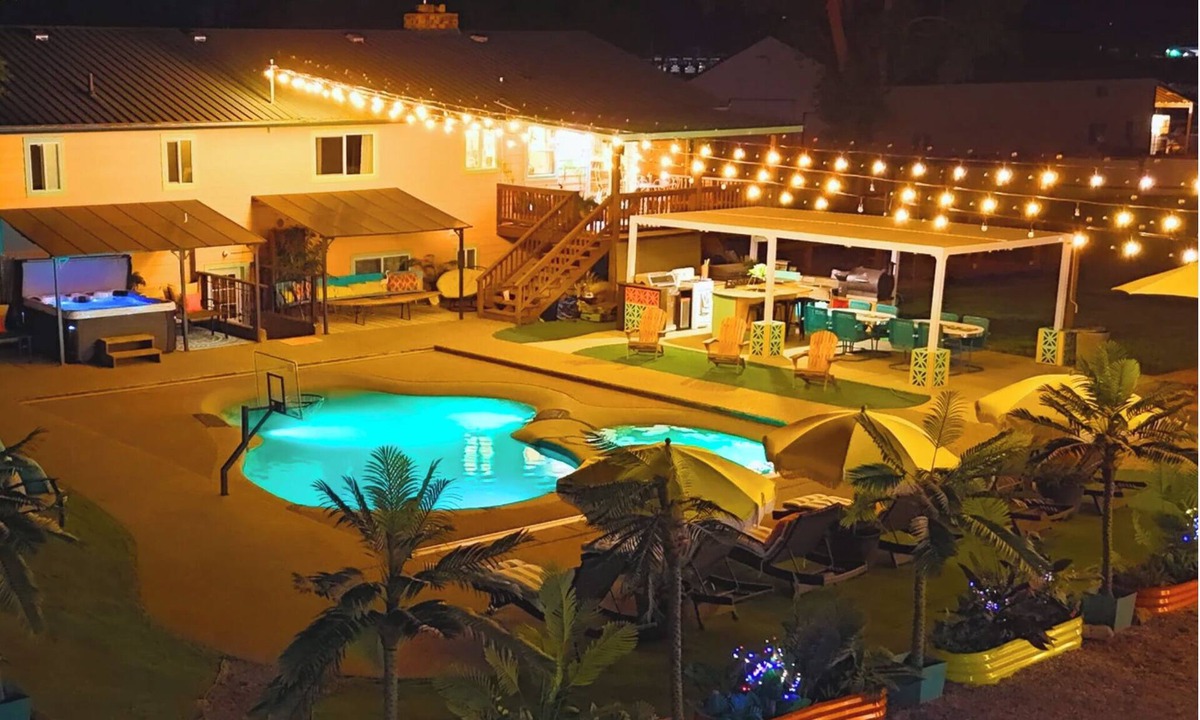 Post Falls House | Pickleball, Pool, Arcade, Hot Tub! Sleeps 25, 12pm check in/out, no cleaning fee