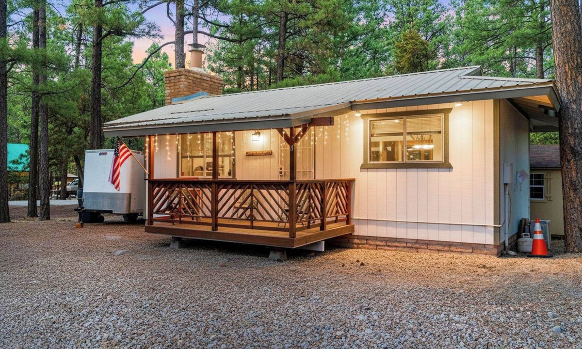 Lakeside Apartment | Pine Dawn Retreat - Unit C - Peaceful 1-BDRM Apartment in Lakeside w/WiFi & Deck