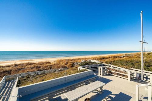 Pine Knoll Shores Villa | Pine Knoll Shores Vacation House- Private Beach Access-Family Friendly