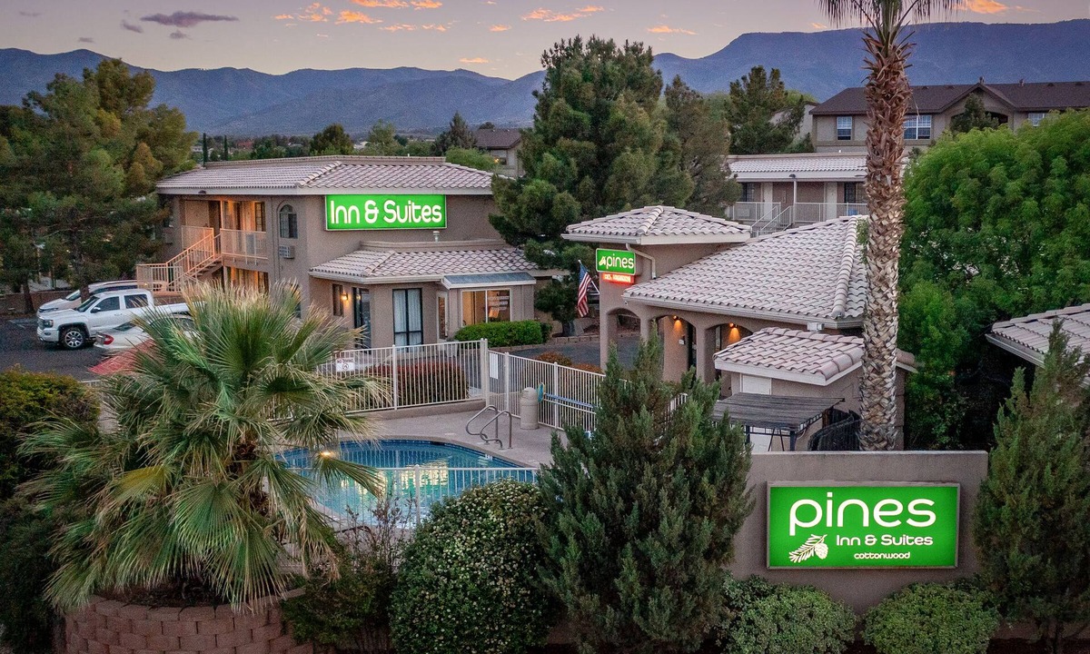 Cottonwood Hotel | Pines Inn & Suites