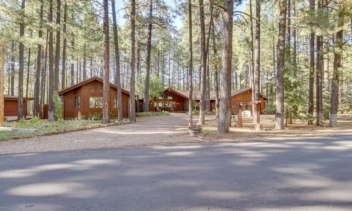 Pinetop Cottage | Pinetop Cabin w/ 2 Fireplaces & Hot Tub!