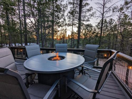 Pinetop House | Pinetop Getaway w Sunset Deck & Fire Pit Table