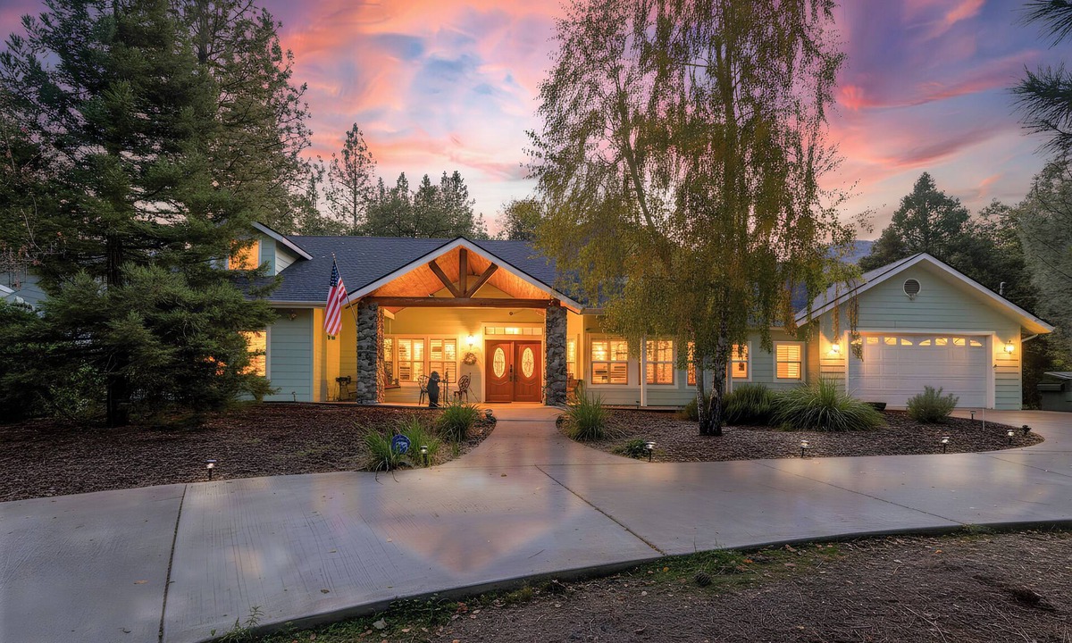 Oakhurst House | Pleasant Pines Retreat. Close to Yosemite, Bass Lake. Hot tub EV Charger